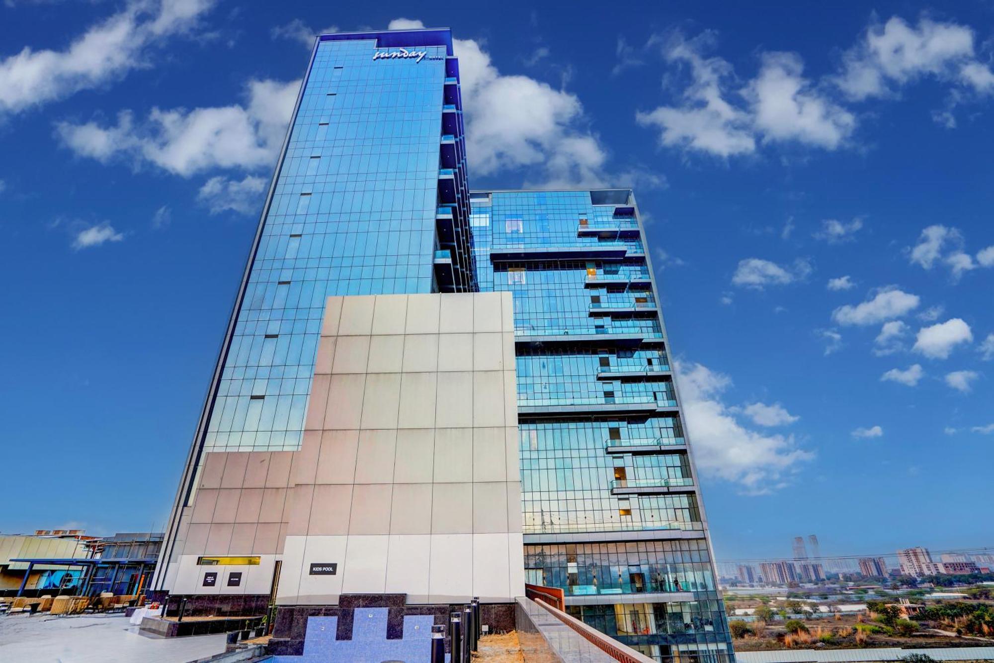 Sunday Hotels And Residences 古尔冈 外观 照片